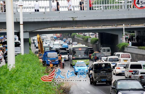 南昌解放路立交桥挡阻墙坍塌 预计20天后能修复