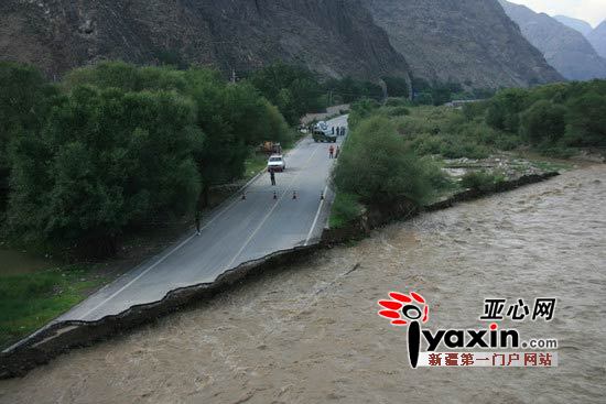 新疆山洪冲毁公路没有人员伤亡 暴雨引山洪暴发阻挡游客