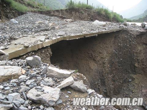 甘肃陇南暴雨致多路段受损 甘肃暴雨