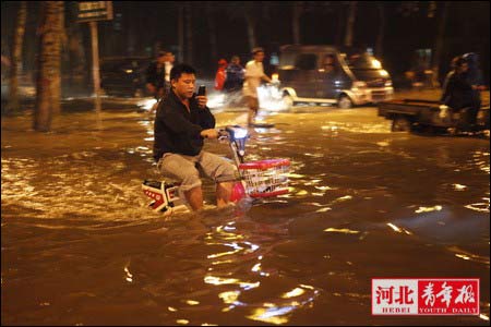 河北大部出现降雨 石家庄积水严重影响交通