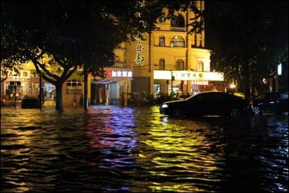 河北大部出现降雨 石家庄积水严重影响交通