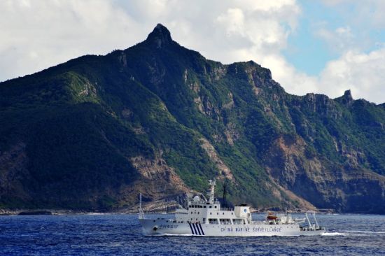 中国海监船近距离巡逻我钓鱼岛。