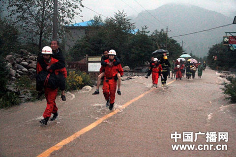 陕西宝鸡景区69人河水暴涨被困