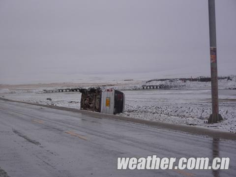 青海南部大雪低温齐袭 道路结冰交通事故频发