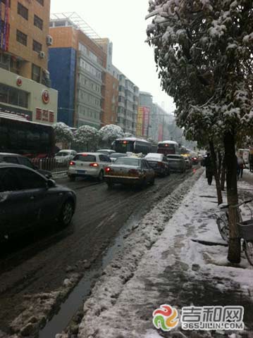 吉林迎入冬首场大范围降雪 长春交通受阻