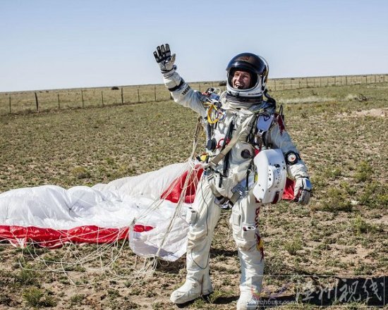 费利克斯鲍姆加特纳完成平流层3.7万米世界第一跳