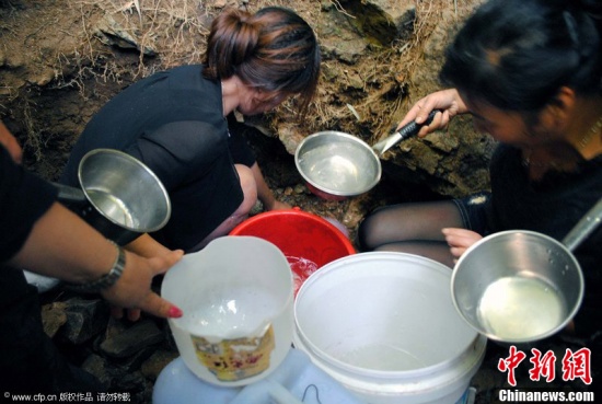 浙江温岭现治百病“神水”群众排队疯抢