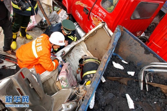 唐津高速公路发生车祸 约30辆车连环相撞造成严重拥堵