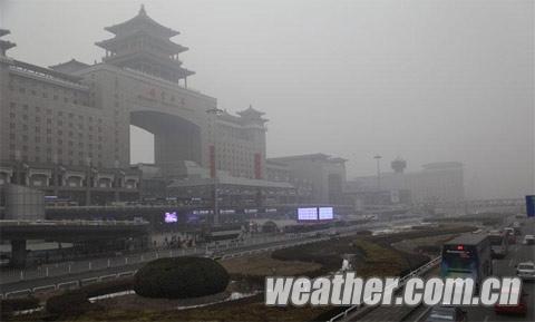 北京今天白天雾霾笼罩 夜间有四五级北风