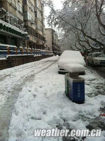 安徽18日有暴雪局地伴雷电 积雪给交通带来了很大压力