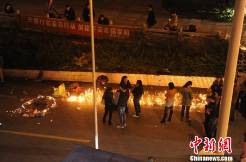 3月24日晚，长沙众多市民来到“落井女孩”的事发地，点蜡烛为“落井女孩”祈祷平安。