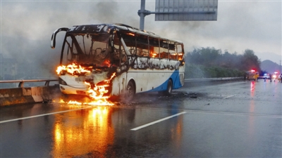 诸永高速公路大客车自燃