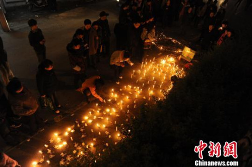 3月24日晚，长沙众多市民来到“落井女孩”的事发地，点蜡烛为“落井女孩”祈祷平安。