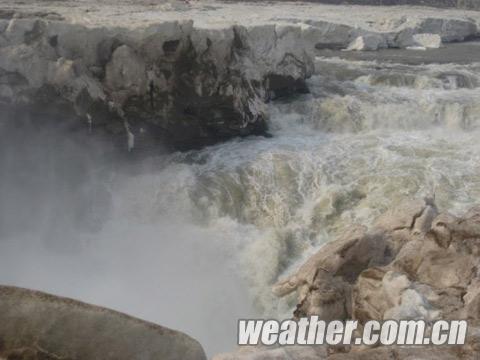 山西吉县气温回升 黄河壶口瀑布冰化河开场面壮观