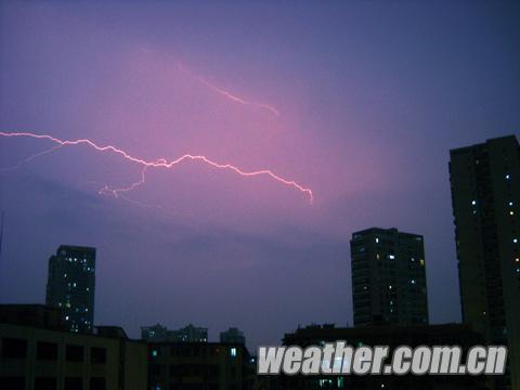 南宁夜空电闪雷鸣迎来2013年首场暴雨