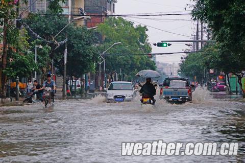 广西钦州28迎来暴雨 道路积水30多厘米影响出行