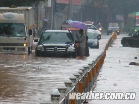 3日冰雹雷雨大风席卷玉林市 车棚被大风掀翻天空乌云蔽日