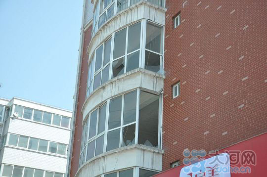 爆炸产生的气浪使部分居民楼窗户被破坏