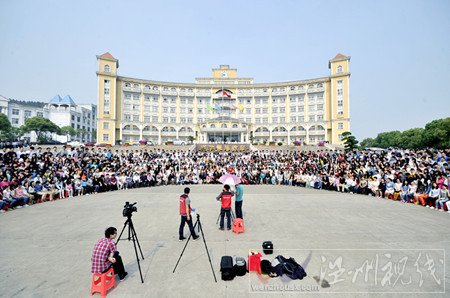 3400人霸气大学生毕业照