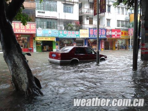 东兴特大暴雨 今明天广西北部暴雨集中