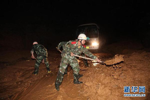 湖北暴雨致神农架22日山体滑坡 300多人被困道路