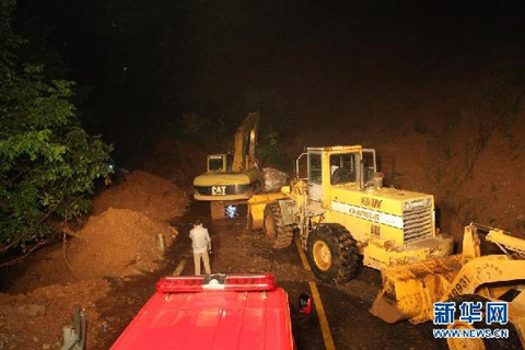 湖北暴雨致神农架22日山体滑坡 300多人被困道路