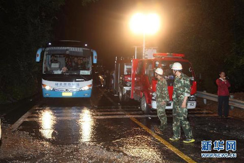 湖北暴雨致神农架22日山体滑坡 300多人被困道路