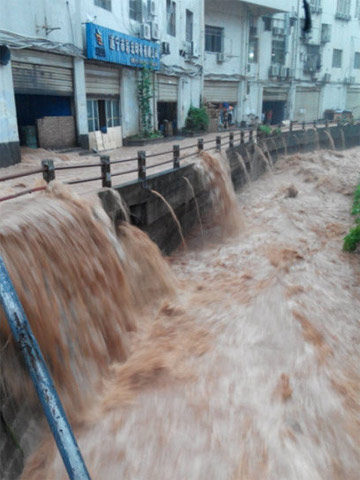 四川遂宁迎来特大暴雨 降雨量超过300毫米最深积水达1米