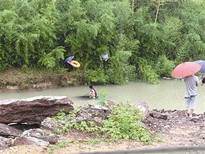 永嘉暴雨小车冲进河流，女孩蹲车顶求救