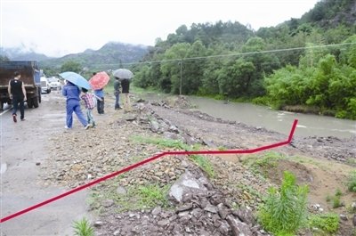 永嘉暴雨小车冲进河流，女孩蹲车顶求救