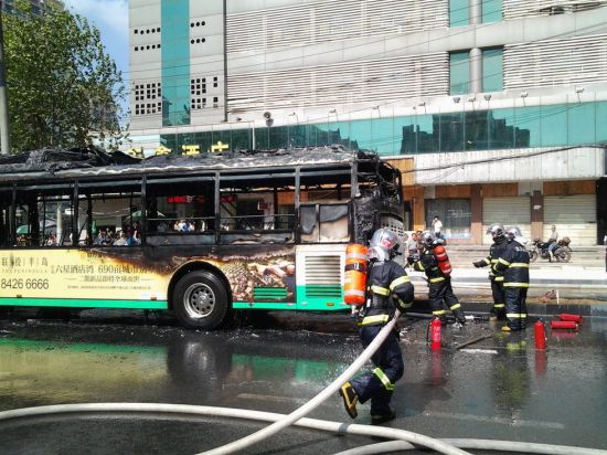 武汉585公交车自燃