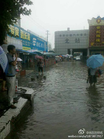 南京普降暴雨 滂沱大雨影响禄口机场150个航班