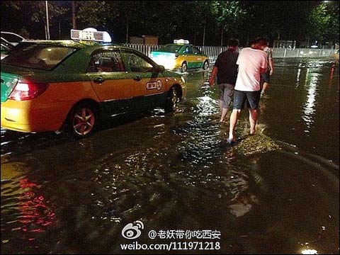 西安突发雷雨大风 工地塔吊被吹倒砸中板房4人亡