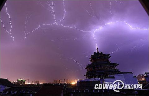 西安1日凌晨雷雨大风来袭 一工地塔吊被刮倒致4死4伤