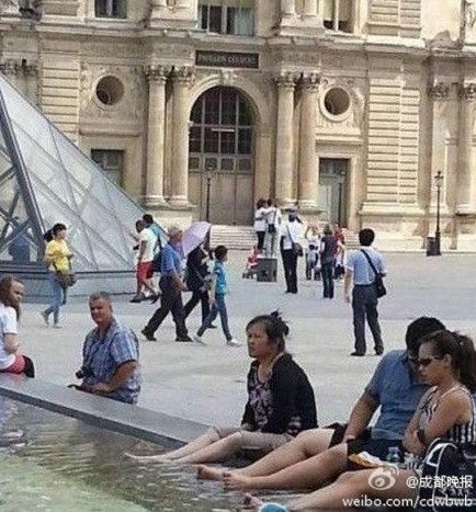 游客在卢浮宫水池泡脚