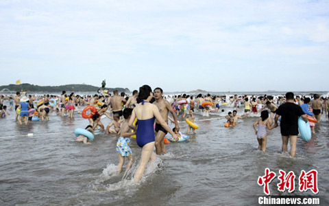 浙江局部高温40℃ 舟山朱家尖南沙海滩游客成堆