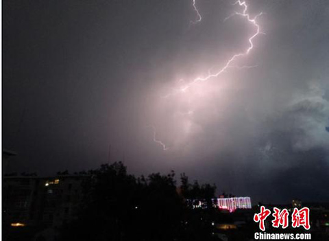 甘肃定西连续5天遭冰雹雷雨大风袭击