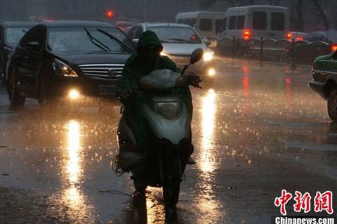 郑州喜迎暴雨 突如其来的暴雨浇灭了高温