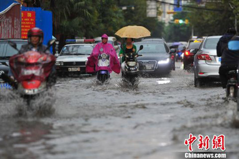 昆明暴雨 傍晚时分下起暴雨道路积水严重全城堵车