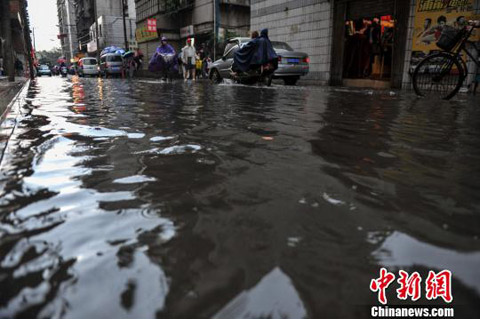 昆明暴雨 傍晚时分下起暴雨道路积水严重全城堵车