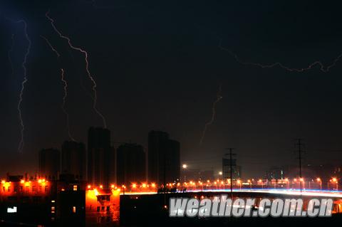 昆明8月15日暴雨 强雷雨来袭局地还下起了冰雹