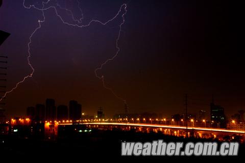 昆明8月15日暴雨 强雷雨来袭局地还下起了冰雹