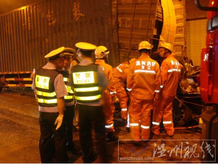 温州消防队在营救被困司机