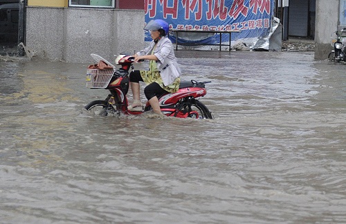 部分积水严重地区水深达30多厘米