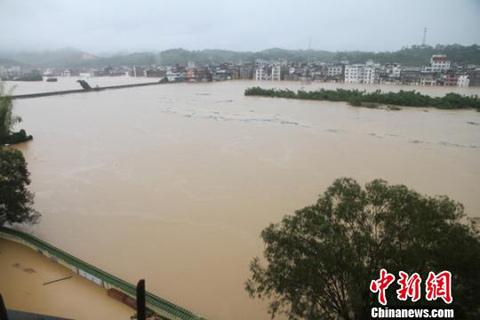 广东暴雨 五华发生洪灾、山体滑坡多个村庄被淹致4人死亡