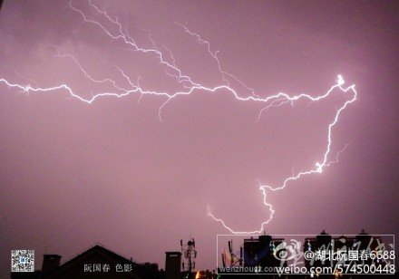 武汉18日大风大雨闪电一起来袭 降雨对整体降温作用不大