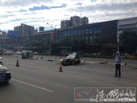 北京三车相撞车祸现场图片
