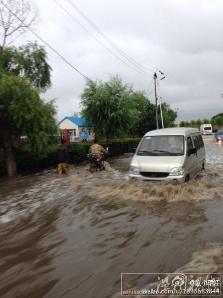 佳木斯降雨使道路出现积水阻碍交通