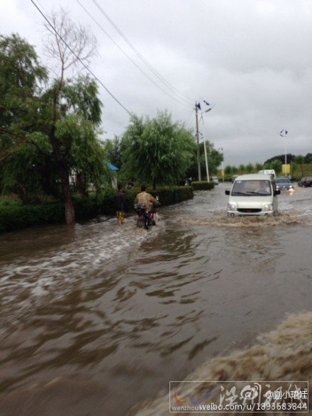 佳木斯降雨使道路出现积水阻碍交通