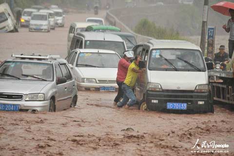 彝良泥石流 暴雨引发彝良现泥石流车辆被困